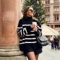 Oversize sweter damski z wysokim kołnierzem w paski, komfort na jesień