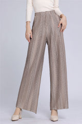 other : Regina | Pantalon Fluide Femme Taille Haute Plissé Élégant in Khaki van Seroa