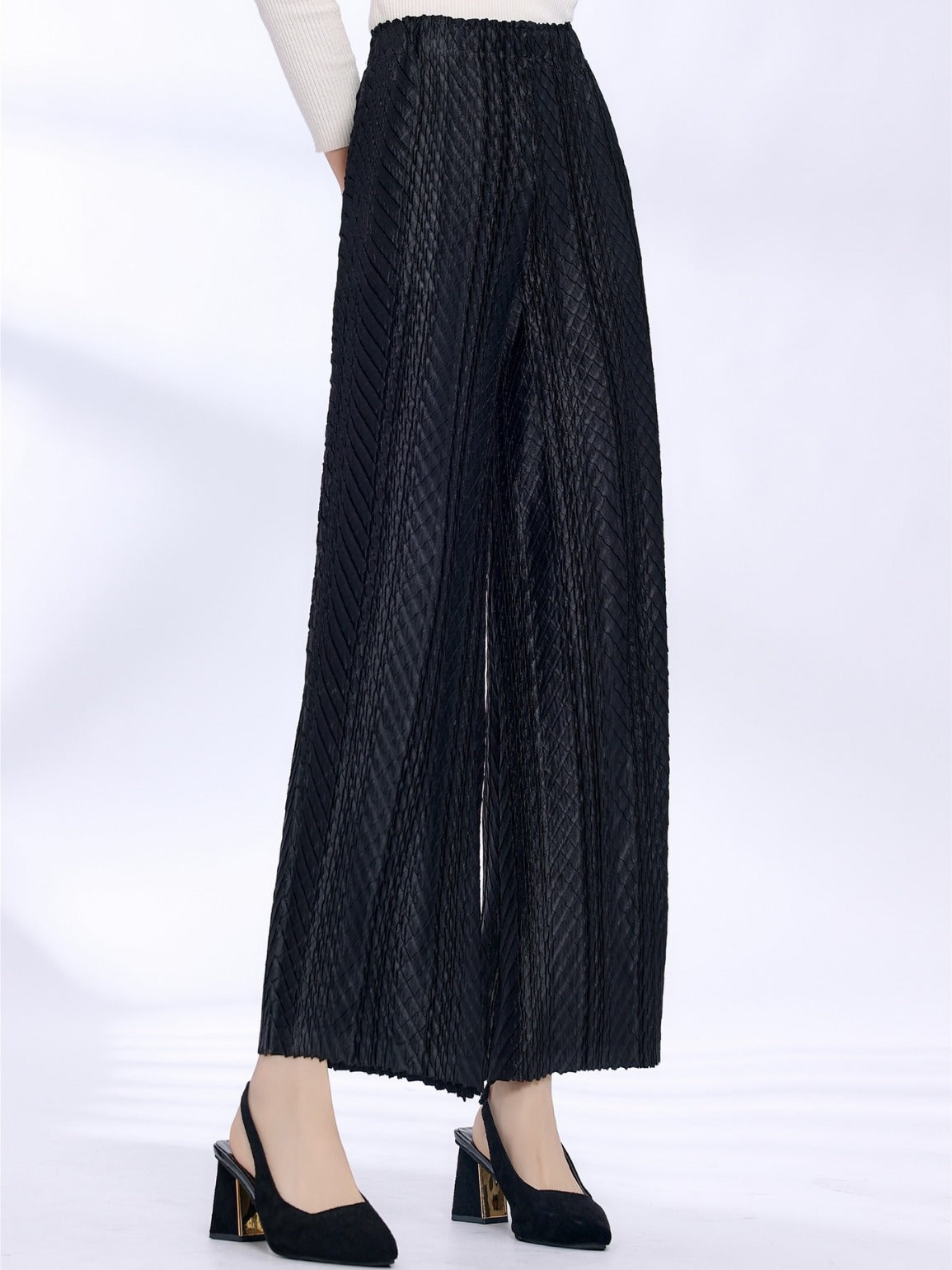 other : Regina | Pantalon Fluide Femme Taille Haute Plissé Élégant in Noir van Seroa