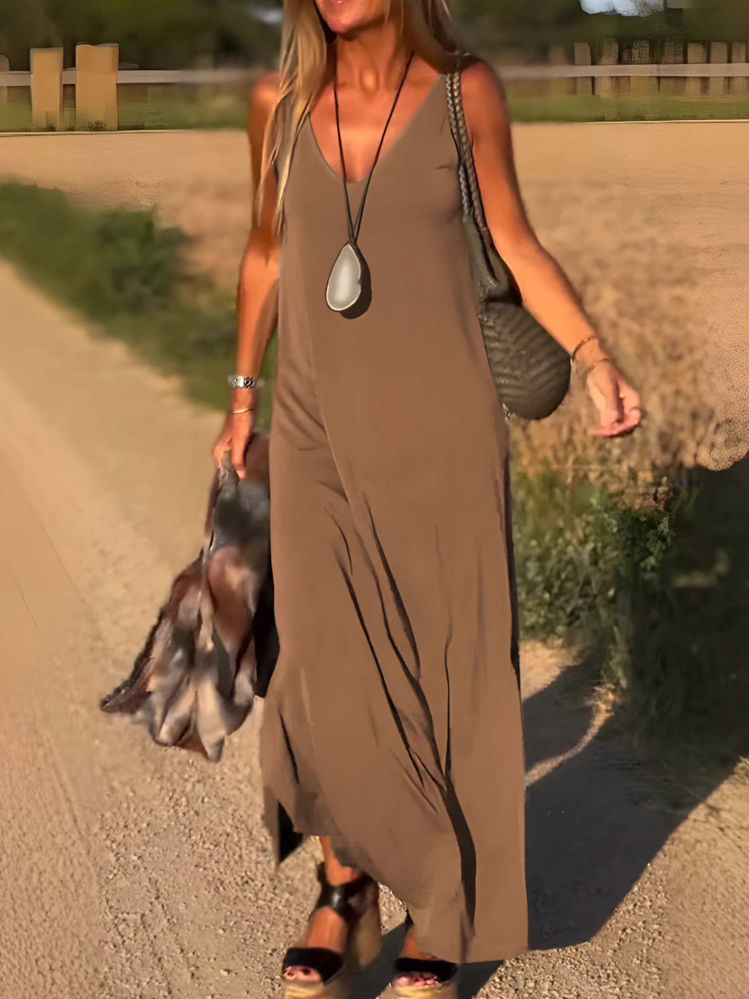 Długa sukienka damska maxi na lato, zwiewna, bez rękawów - idealna na plażę i