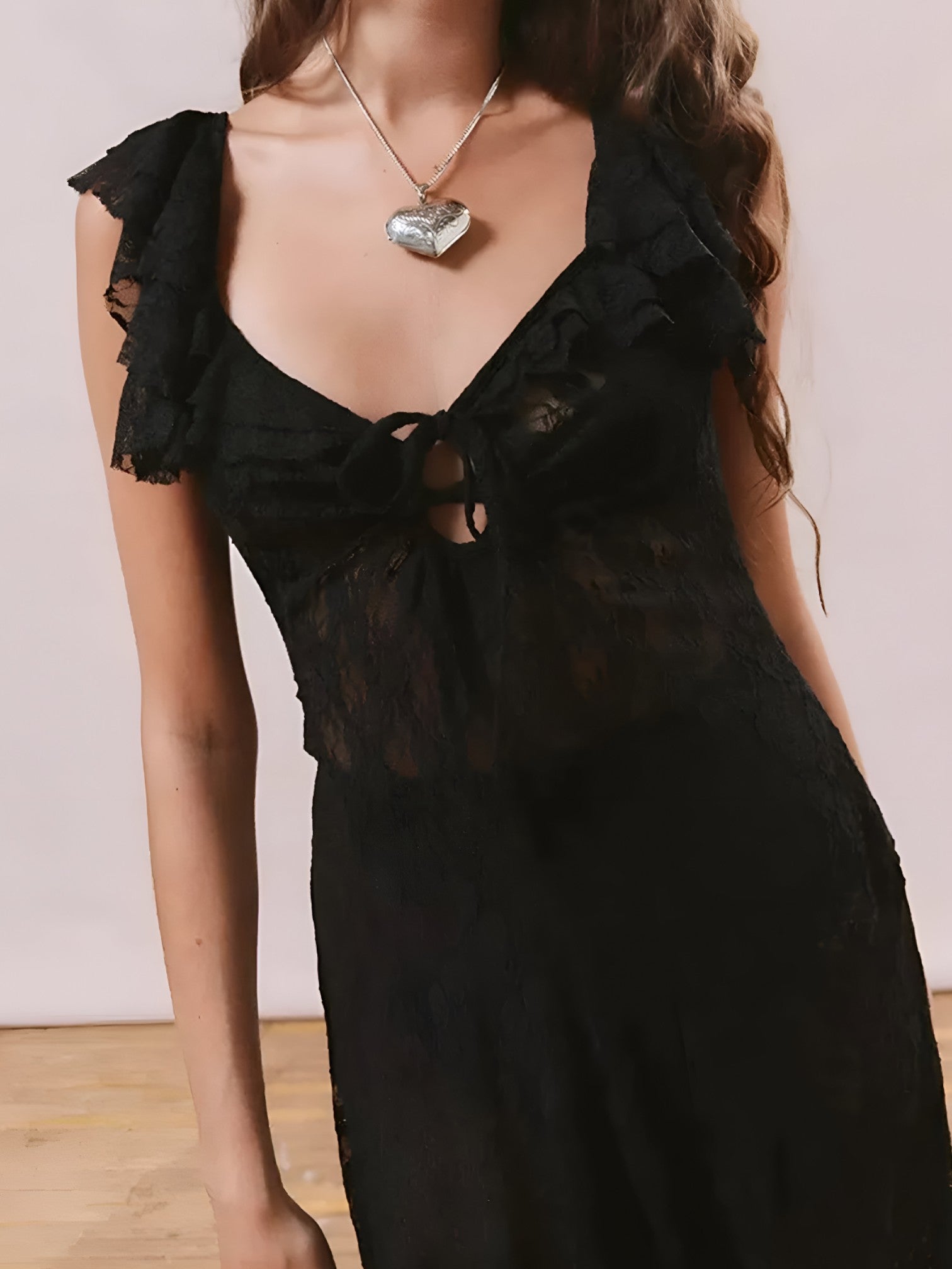Enara | Robe Midi Asymétrique en Dentelle Élégante
