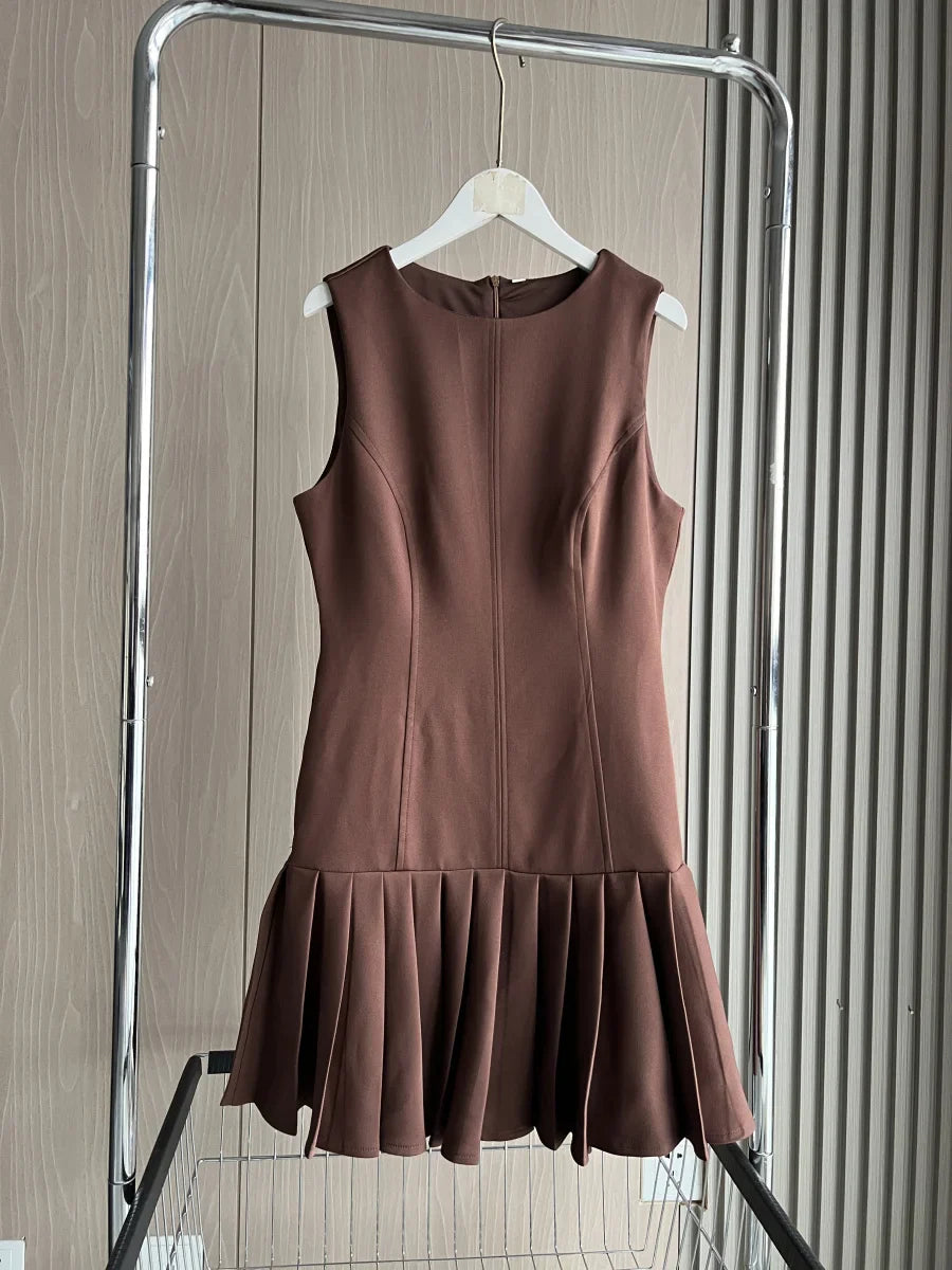 dresses : Lia – Robe Tendance à Col Rond, Jupe Plissée et Design Découpé in Chocolat van Seroa