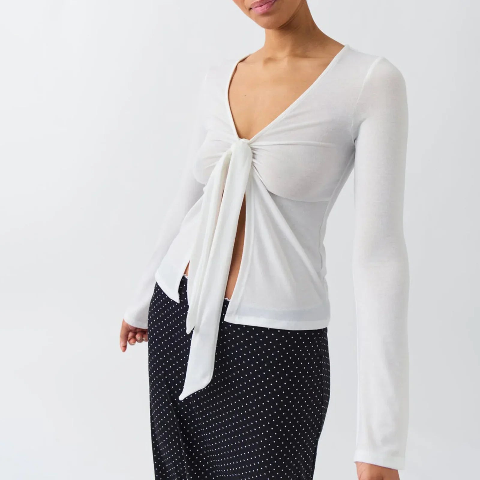 top blouses : Isabelle - Haut Court Tendance avec Manches Longues et Détail à Nouer in Blanc van Seroa