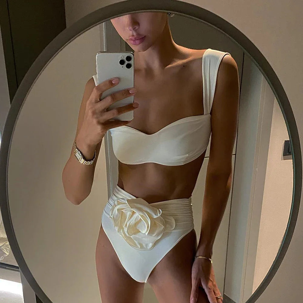 swimwear : Sanne – Bikini Luxueux avec Détail Fleuri et Bas Taille Haute in Blanc 2 van Seroa