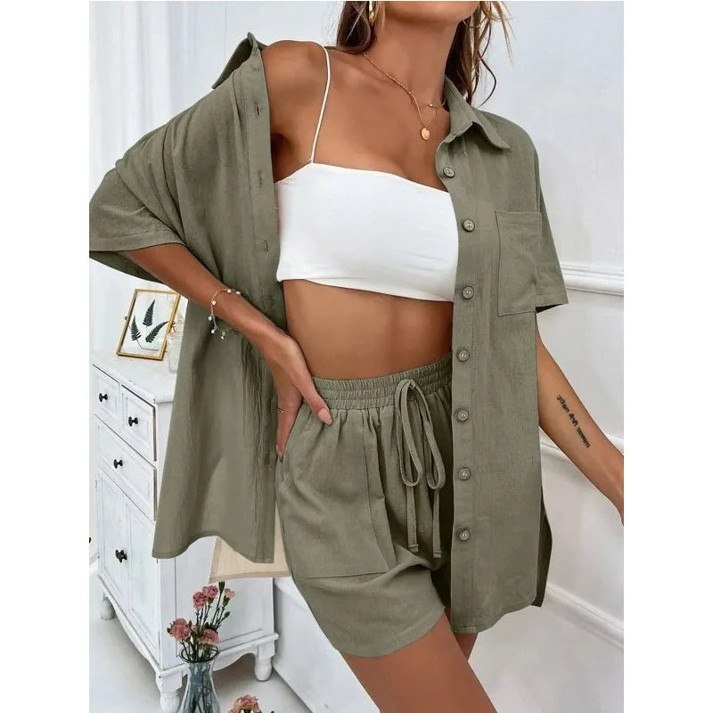 dresses : Jade – Ensemble Décontracté à Boutons avec Short à Cordon de Serrage in Vert olive van Seroa