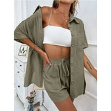 dresses : Jade – Ensemble Décontracté à Boutons avec Short à Cordon de Serrage in Vert olive van Seroa