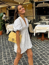 dresses : Chiara – Robe courte à manches bouffantes brodées et décolleté en V in van Seroa