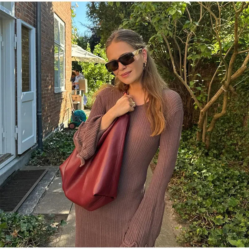 dresses : Serena – Robe Maxi Élégante en Maille avec Manches Évasées et Dos Ouvert in van Seroa