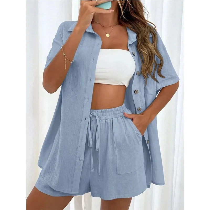 dresses : Jade – Ensemble Décontracté à Boutons avec Short à Cordon de Serrage in Bleu van Seroa