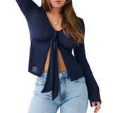 top blouses : Isabelle - Haut Court Tendance avec Manches Longues et Détail à Nouer in Bleu foncé van Seroa