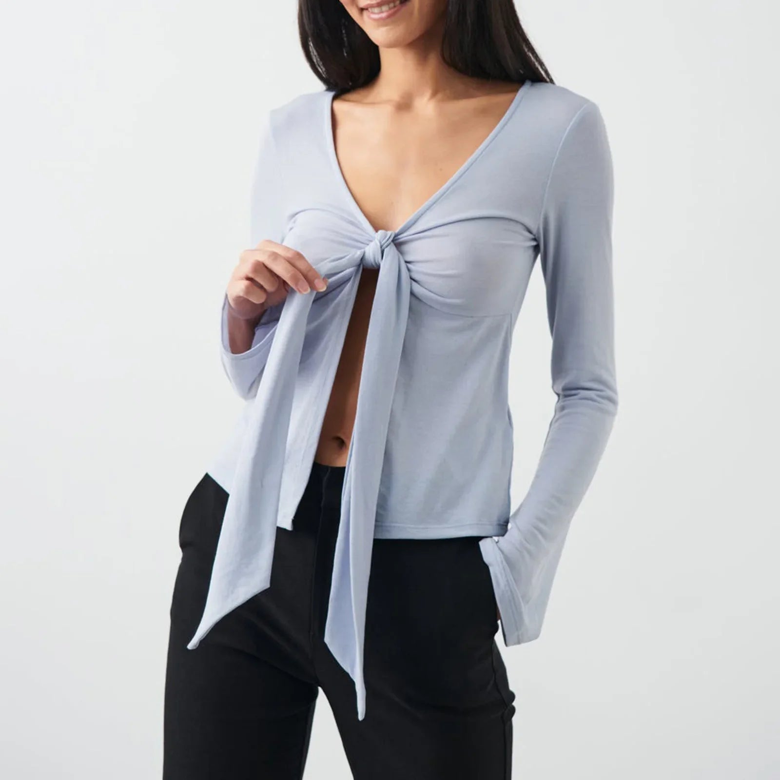 top blouses : Isabelle - Haut Court Tendance avec Manches Longues et Détail à Nouer in Bleu clair van Seroa