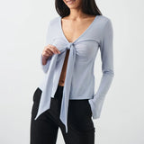 top blouses : Isabelle - Haut Court Tendance avec Manches Longues et Détail à Nouer in Bleu clair van Seroa