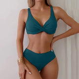 swimwear : Emma – Bikini Confortable à Taille Haute avec Détail Twist à l’Avant in Vert noirâtre van Seroa