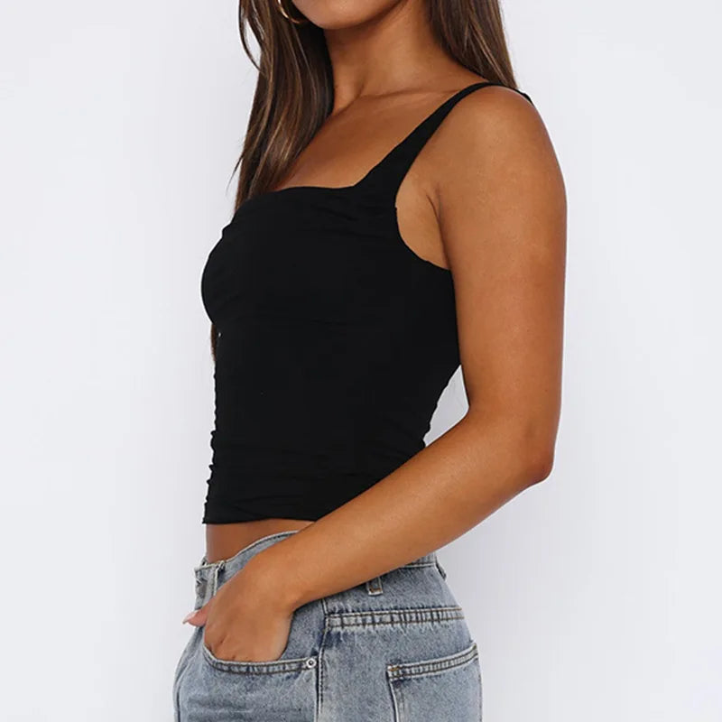 top blouses : Emma - Haut Court Asymétrique Élégant avec Volants et Coupe Extensible in Noir van Seroa