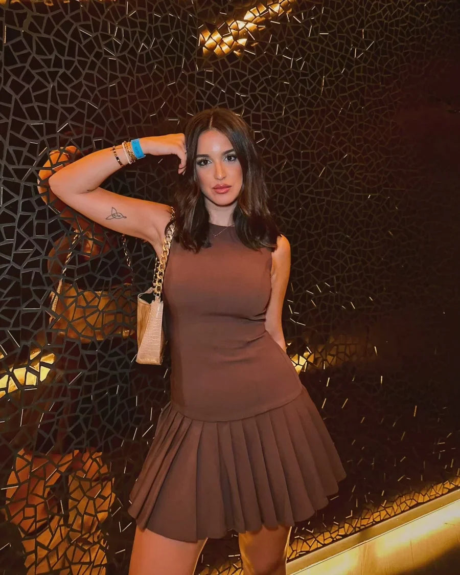 dresses : Lia – Robe Tendance à Col Rond, Jupe Plissée et Design Découpé in Marron van Seroa