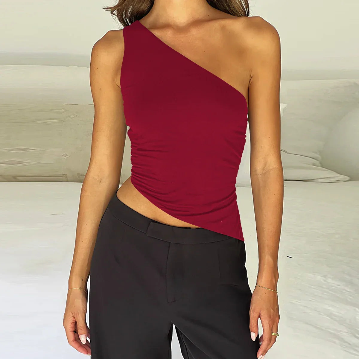 top blouses : Isabella - Haut Asymétrique Stylé à Une Épaule avec Dos Ouvert in Vin rouge van Seroa