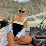swimwear : Elena - Chic Maillot de Bain Bicolore avec Encolure Carrée et Coupe Échancrée in van Seroa