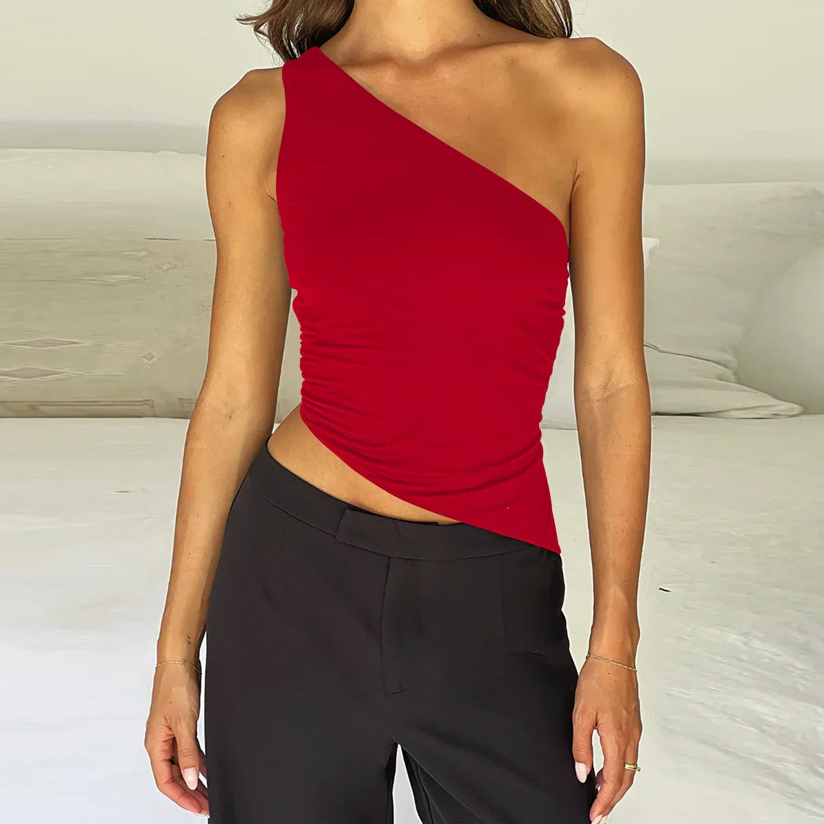 top blouses : Isabella - Haut Asymétrique Stylé à Une Épaule avec Dos Ouvert in Rouge van Seroa