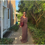 dresses : Serena – Robe Maxi Élégante en Maille avec Manches Évasées et Dos Ouvert in Marron van Seroa