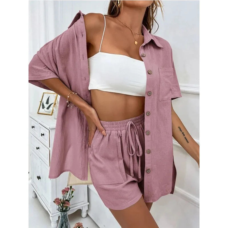 dresses : Jade – Ensemble Décontracté à Boutons avec Short à Cordon de Serrage in Rose van Seroa
