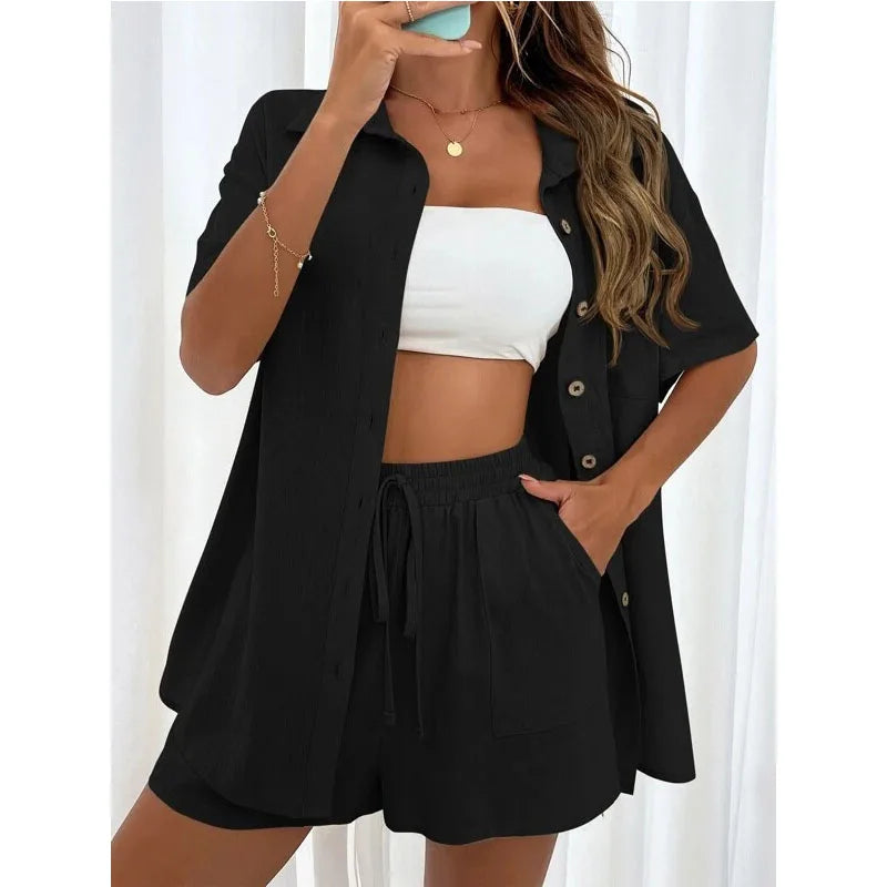 dresses : Jade – Ensemble Décontracté à Boutons avec Short à Cordon de Serrage in Noir van Seroa