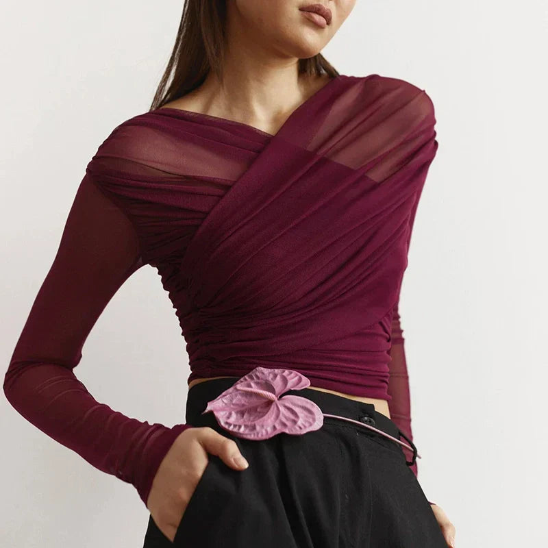 top blouses : Elena - Top croisé en tulle, Manches Longues et Ajusté in Rouge van Seroa