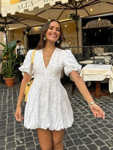 dresses : Chiara – Robe courte à manches bouffantes brodées et décolleté en V in van Seroa