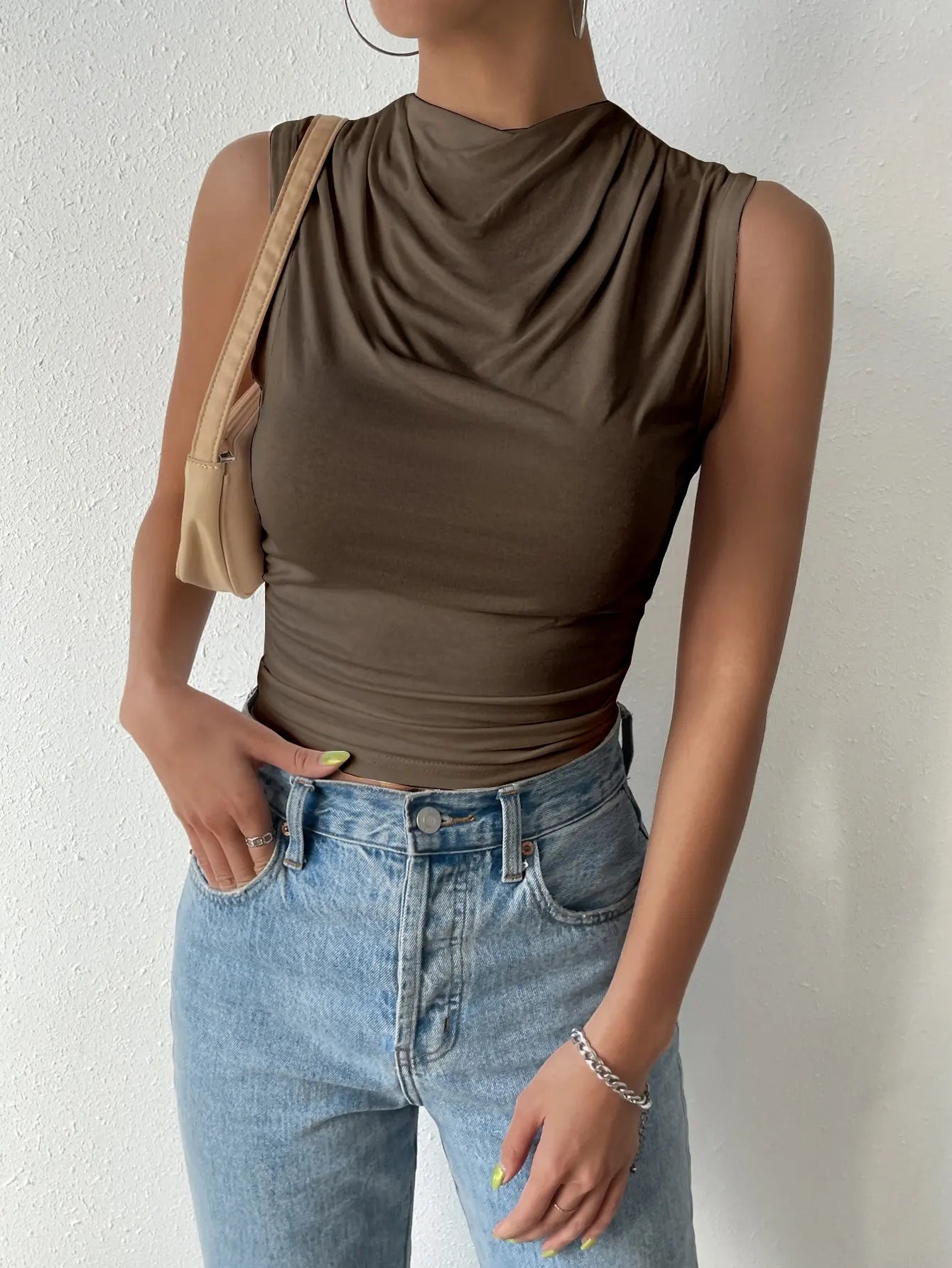 top blouses : Lina - Haut Ajusté Sans Manches avec Encolure Drapée in Marron van Seroa