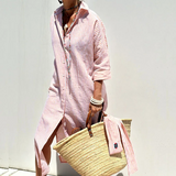 swimwear : Elise – Robe de plage légère en coton à rayures avec boutons sur le devant in Rose van Seroa