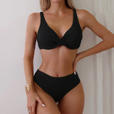 swimwear : Emma – Bikini Confortable à Taille Haute avec Détail Twist à l’Avant in Noir van Seroa