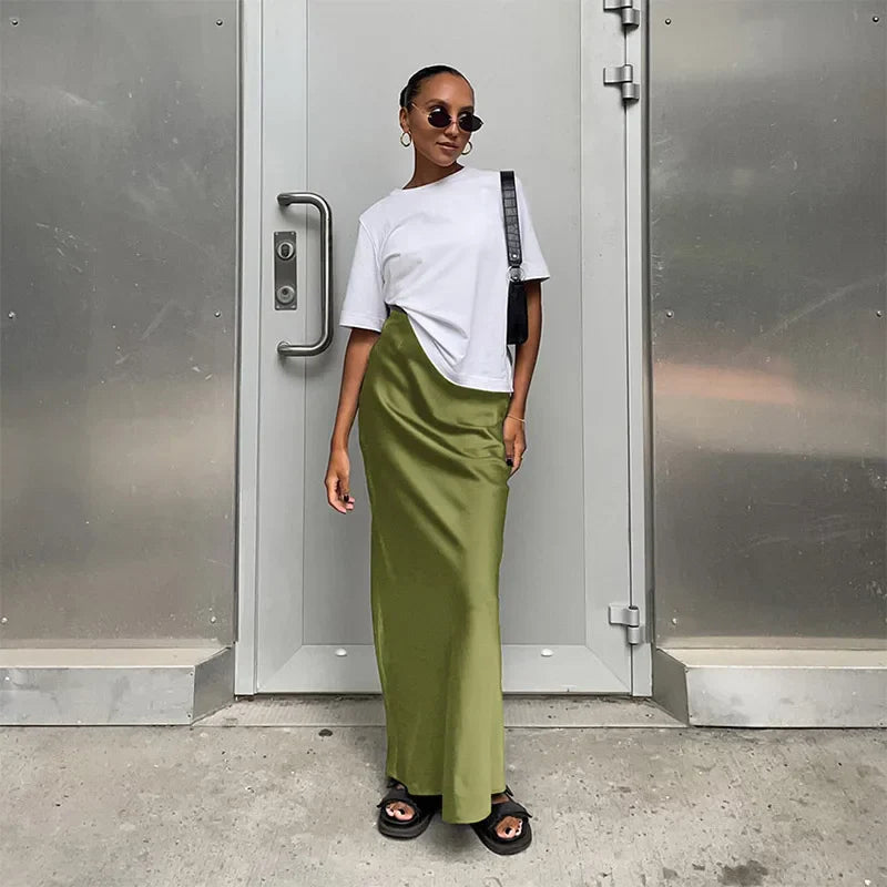 skirts : Emma - Jupe Maxi Élégante en Satin avec Taille Haute in Vert van Seroa