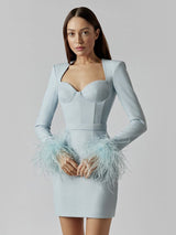 dresses : Zoe – Robe mini structurée de luxe avec poignets à plumes in Bleu van Seroa