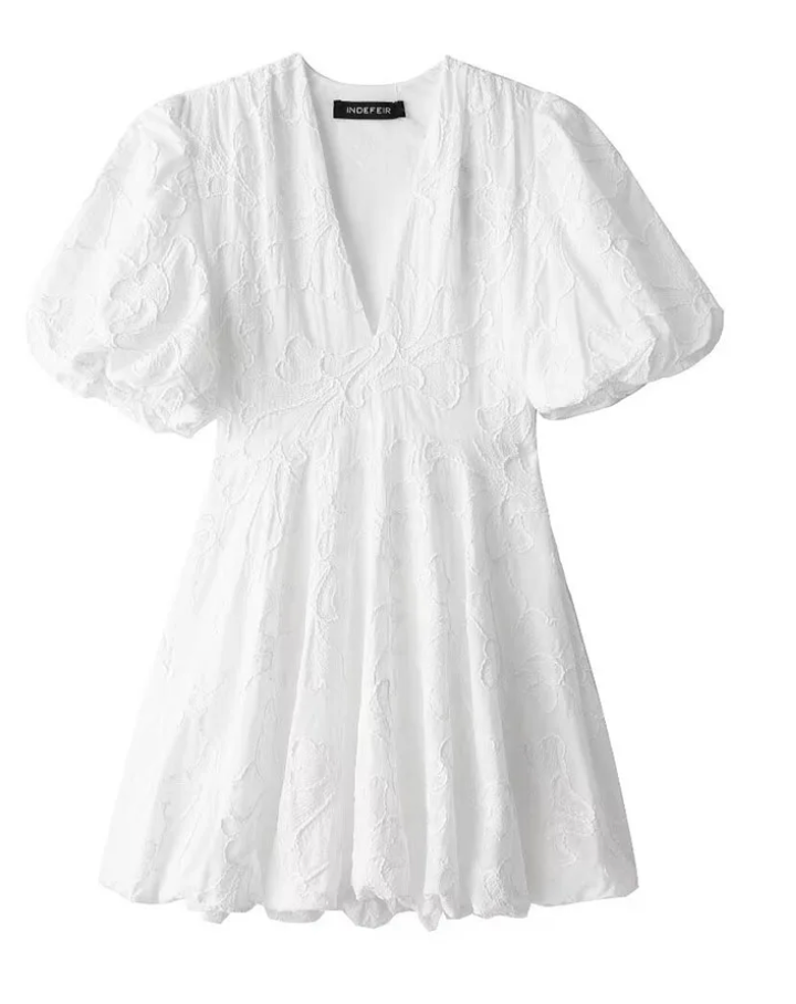 dresses : Chiara – Robe courte à manches bouffantes brodées et décolleté en V in van Seroa