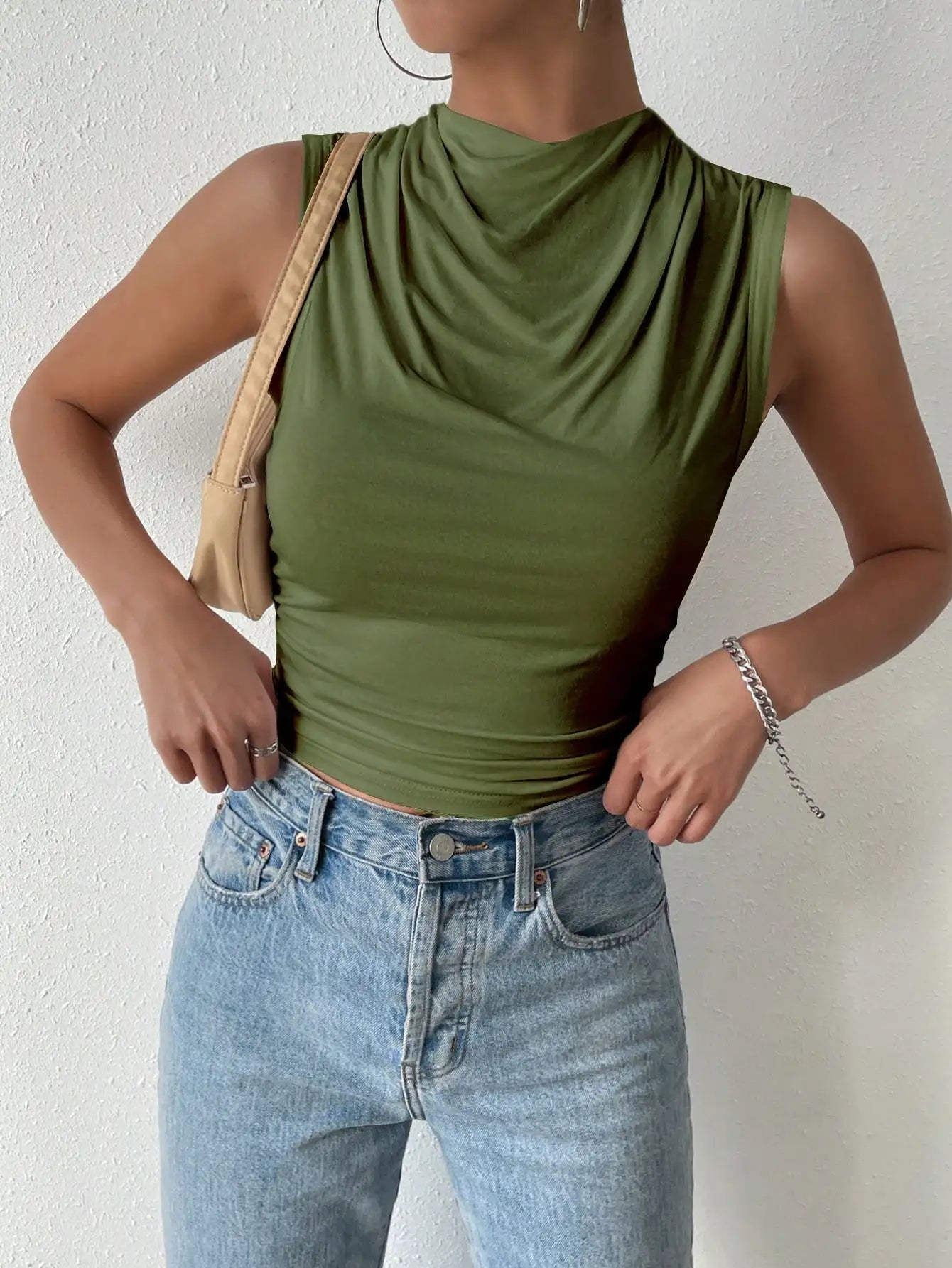 top blouses : Lina - Haut Ajusté Sans Manches avec Encolure Drapée in van Seroa