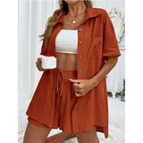 dresses : Jade – Ensemble Décontracté à Boutons avec Short à Cordon de Serrage in Rouge van Seroa