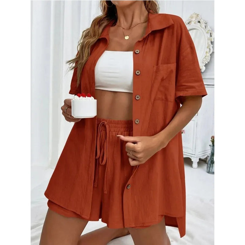 dresses : Jade – Ensemble Décontracté à Boutons avec Short à Cordon de Serrage in Rouge van Seroa