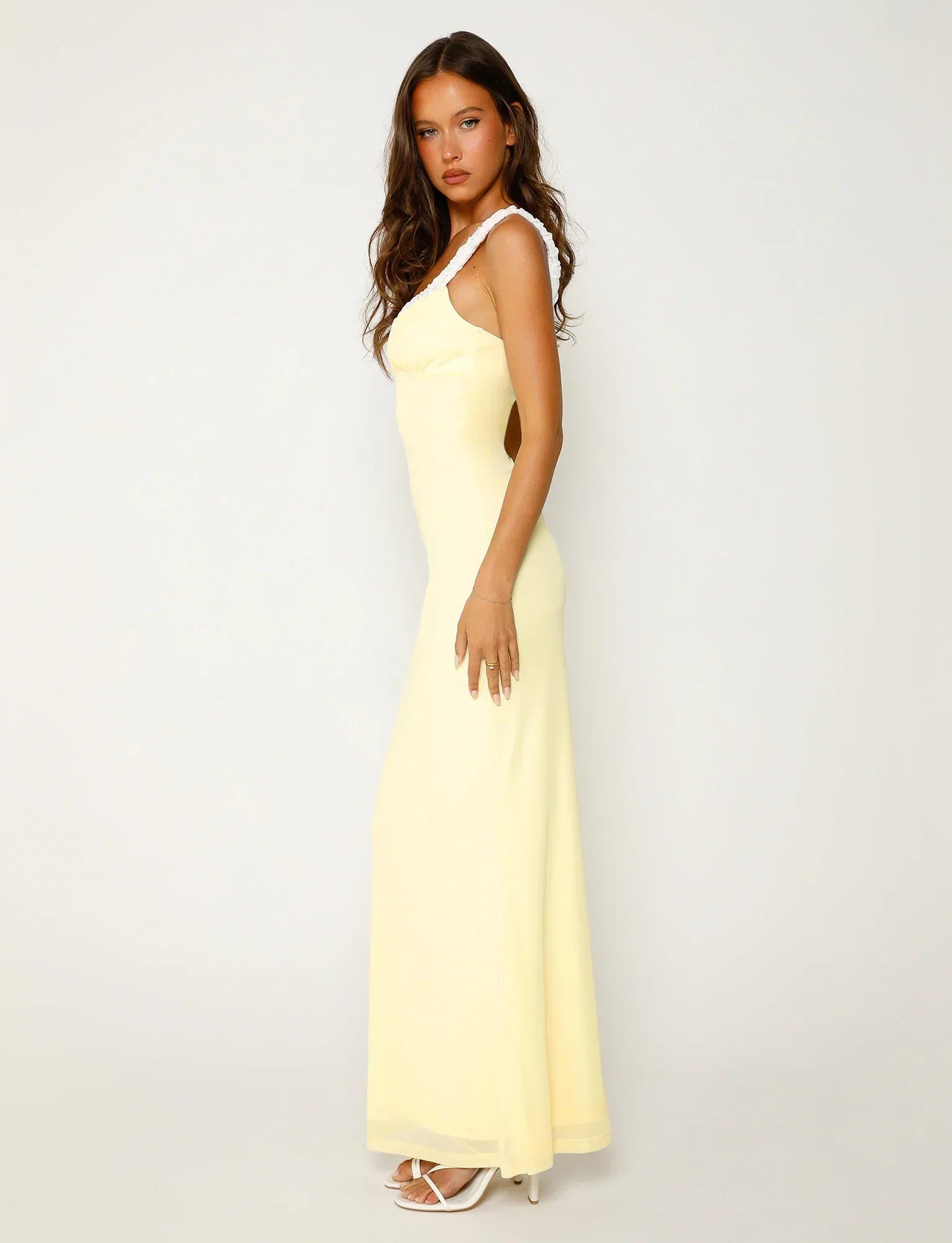 dresses : Clara – Élégante robe longue en satin avec bretelles à volants in van Seroa