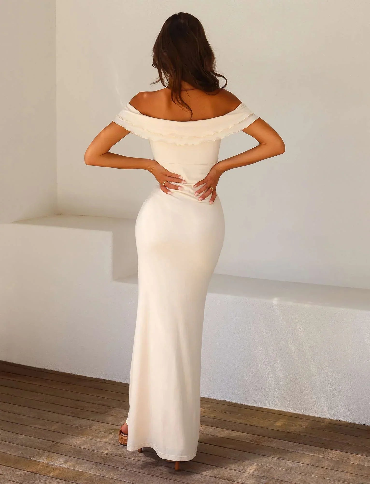 dresses : Bianca – Robe longue moulante en satin à épaules dénudées in van Seroa