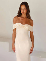 dresses : Bianca – Robe longue moulante en satin à épaules dénudées in van Seroa