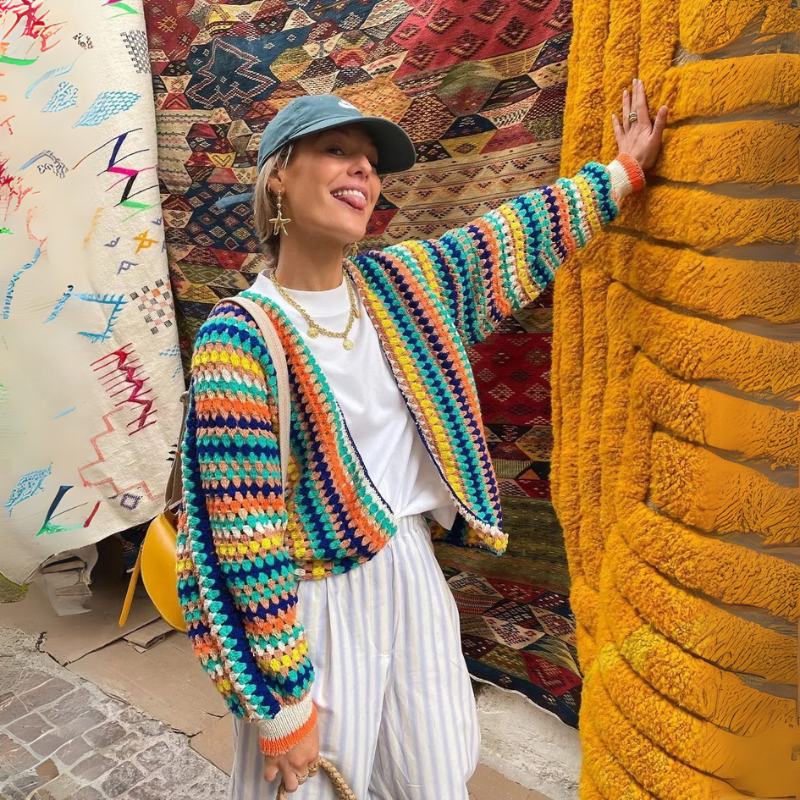 other : Mira – Gilet Bohème Coloré au Crochet Tricoté à la Main in Bleu-orange-jaune van Seroa
