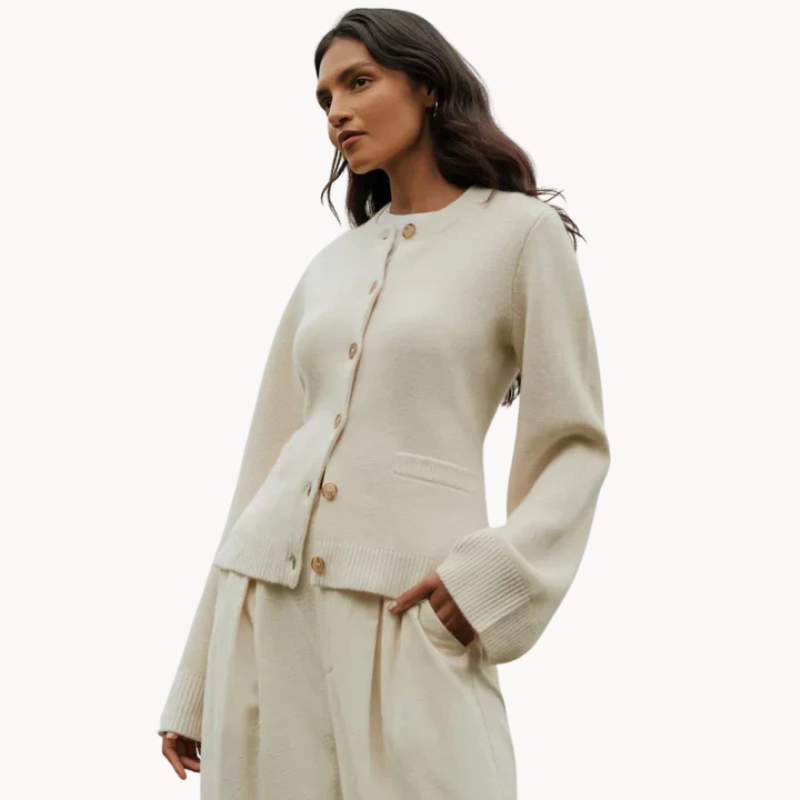 top blouses : Margot – Gilet Élégant en Maille avec Boutons et Manches Évasées in Crème van Seroa