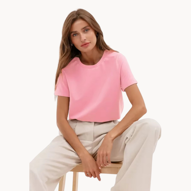 top blouses : Amelie – T-Shirt Classique à Col Rond en Coton Doux in Rose van Seroa