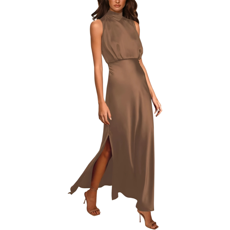 dresses : Ivy - Robe Maxi Élégante en Satin à Col Haut avec Fente in Marron van Seroa