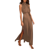 dresses : Ivy - Robe Maxi Élégante en Satin à Col Haut avec Fente in Marron van Seroa