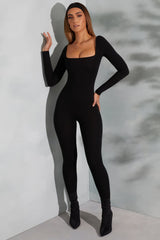 dresses : Amira – Combinaison élégante à manches longues avec encolure carrée et coupe sculptante in van Seroa
