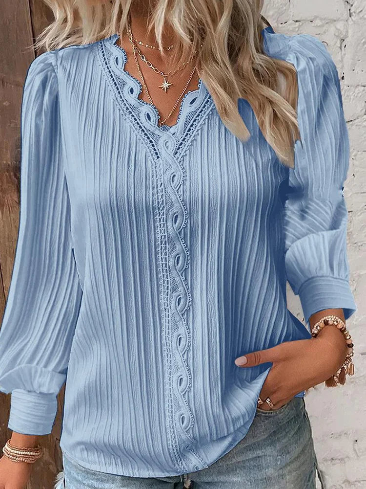 top blouses : Caroline – Blouse Bohème Chic à Plis avec Dentelle in Bleu van Seroa