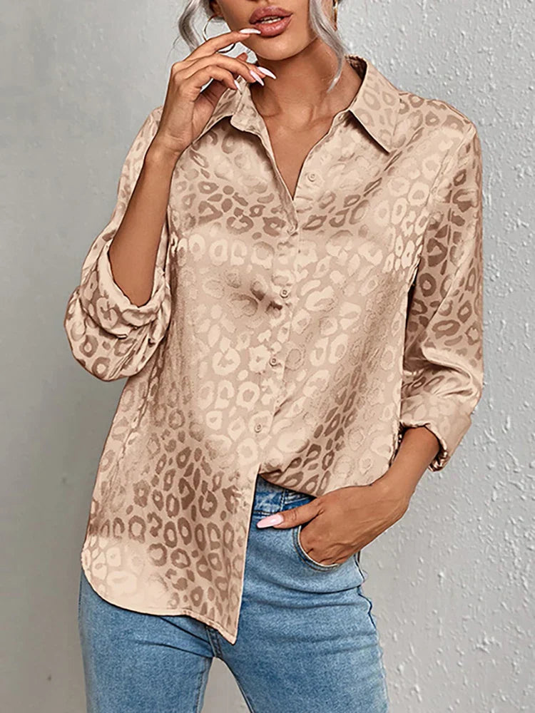 top blouses : Elena - Blouse en satin avec imprimé léopard subtil et fermeture boutonnée in Kaki van Seroa