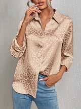 top blouses : Elena - Blouse en satin avec imprimé léopard subtil et fermeture boutonnée in Kaki van Seroa