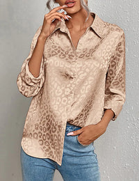 Satinbluse mit dezentem Leopardenmuster und Verschluss