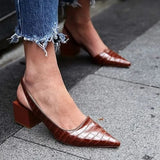 other : Josie – Escarpins élégants à talon bloc avec bride arrière et motif croco embossé in Marron van Seroa